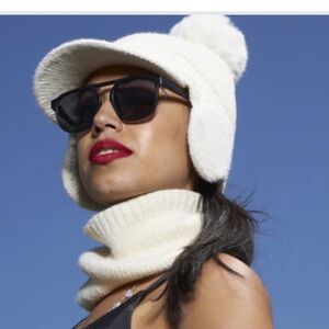 TOURANCE NWOT knit Beanie and
Neck Warmer - Off White with grey